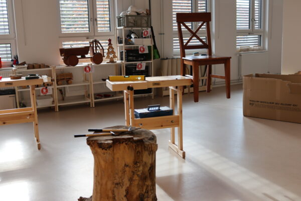 Holzwerkstatt: Werken mit Holz und anderen Materialien, Förderung von Fein- und Grobmotorik.